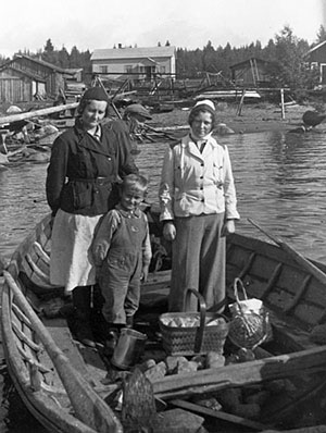 På väg i fiskebåt, 1940-tal. I bakgrunden syns den s k Fiskarbacken vid Lövskärsvägen. Fotograf okänd.